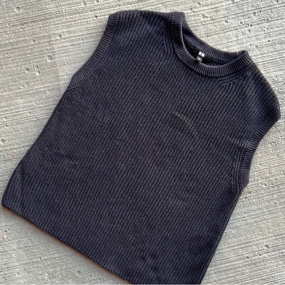 SOLD UNIQLO navy boxy knit sweater vest - Picture 4 of 5
